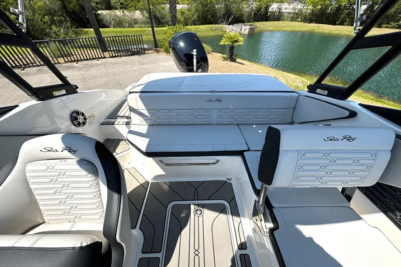 Slide: The Image of Sea Ray SPX 190 Outboard 2025 - 7
