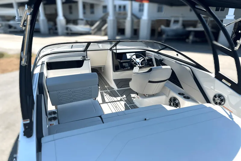 Slide: The Image of Sea Ray SPX 190 Outboard 2025 - 6