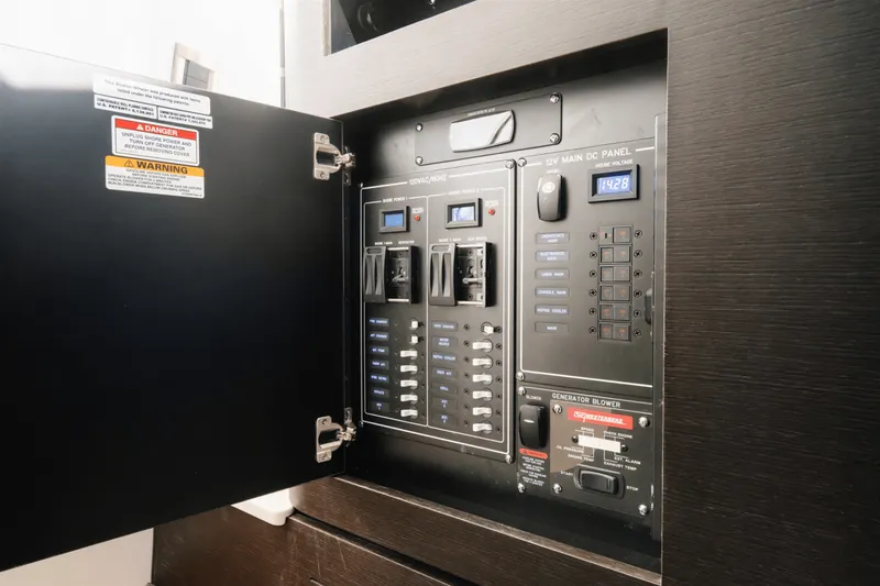 Slide: The Image of Boston Whaler 350 Realm 2025 - 30