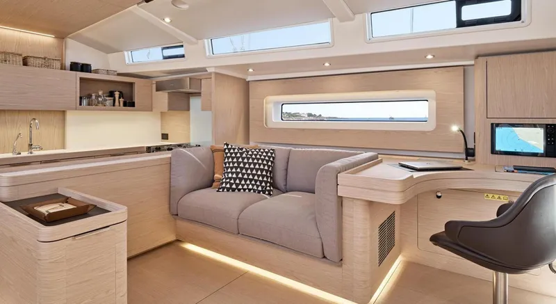 Slide: The Image of New Beneteau Oceanis Yacht 60 Settee - 3407446