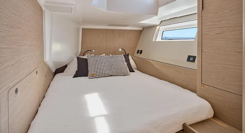 Slide: The Image of New Beneteau Oceanis Yacht 60 Guest Cabin port - 3407453