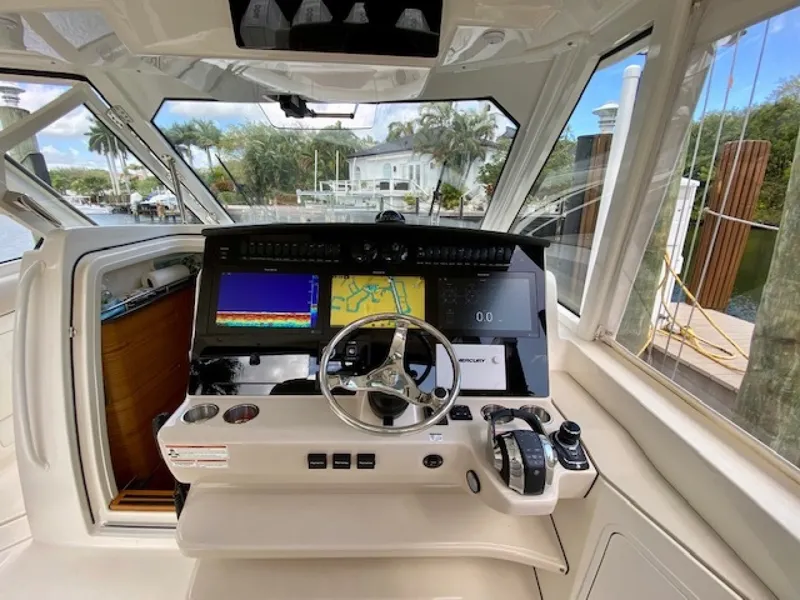 Slide: The Image of Boston Whaler 380 Realm 2020 - 3238914