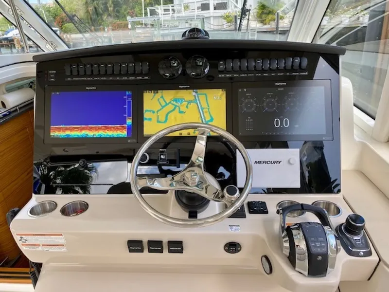 Slide: The Image of Boston Whaler 380 Realm 2020 - 3238915
