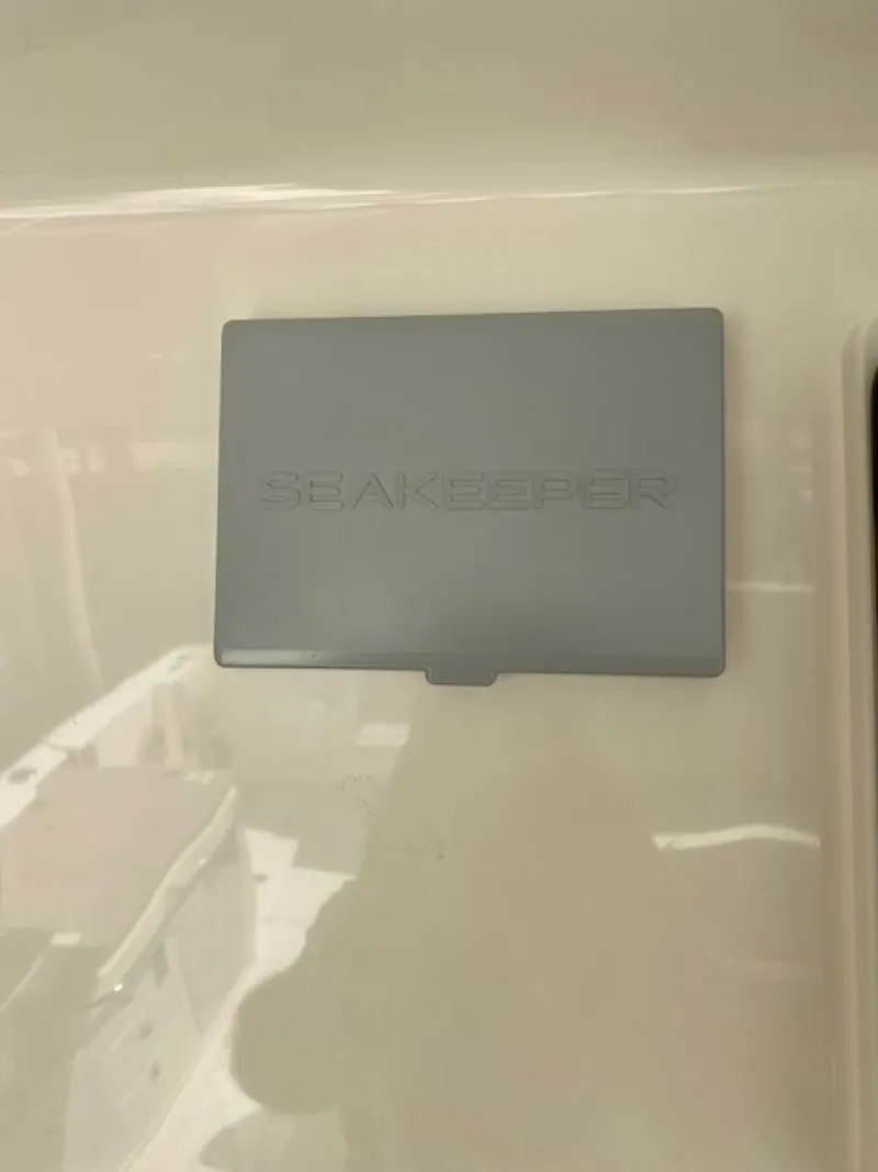 Slide: The Image of Boston Whaler 380 Realm 2020 - 3238916