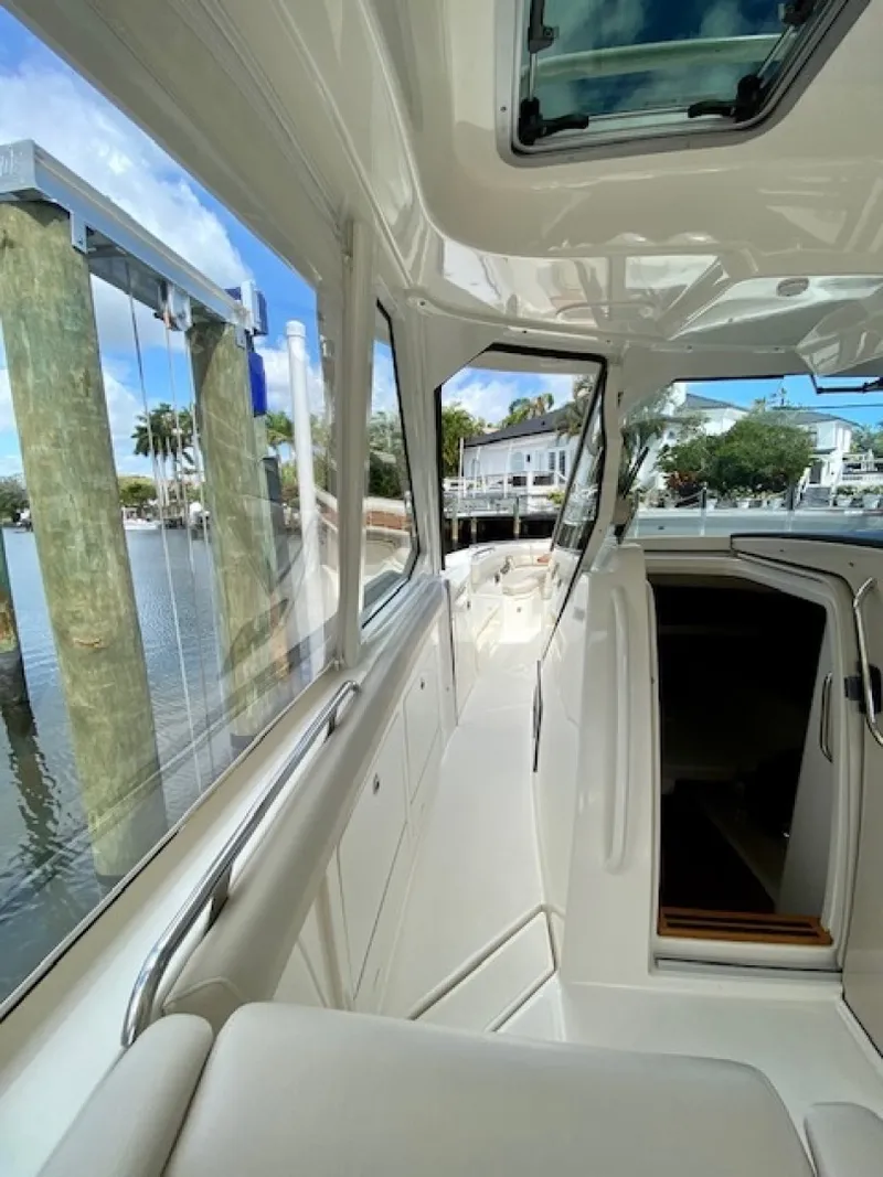 Slide: The Image of Boston Whaler 380 Realm 2020 - 3238909