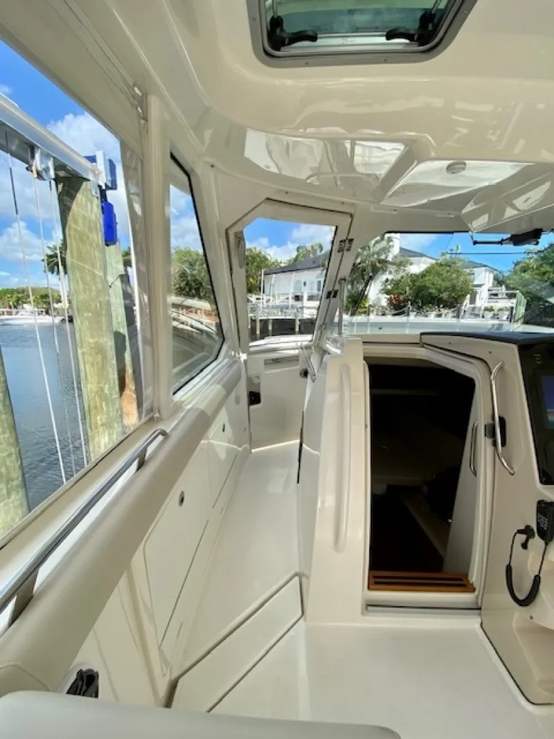 Slide: The Image of Boston Whaler 380 Realm 2020 - 3238910