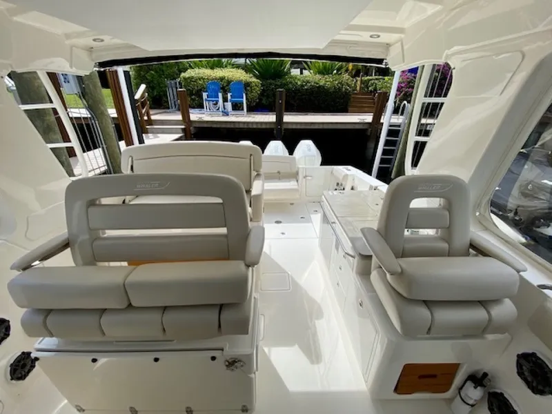 Slide: The Image of Boston Whaler 380 Realm 2020 - 3238912
