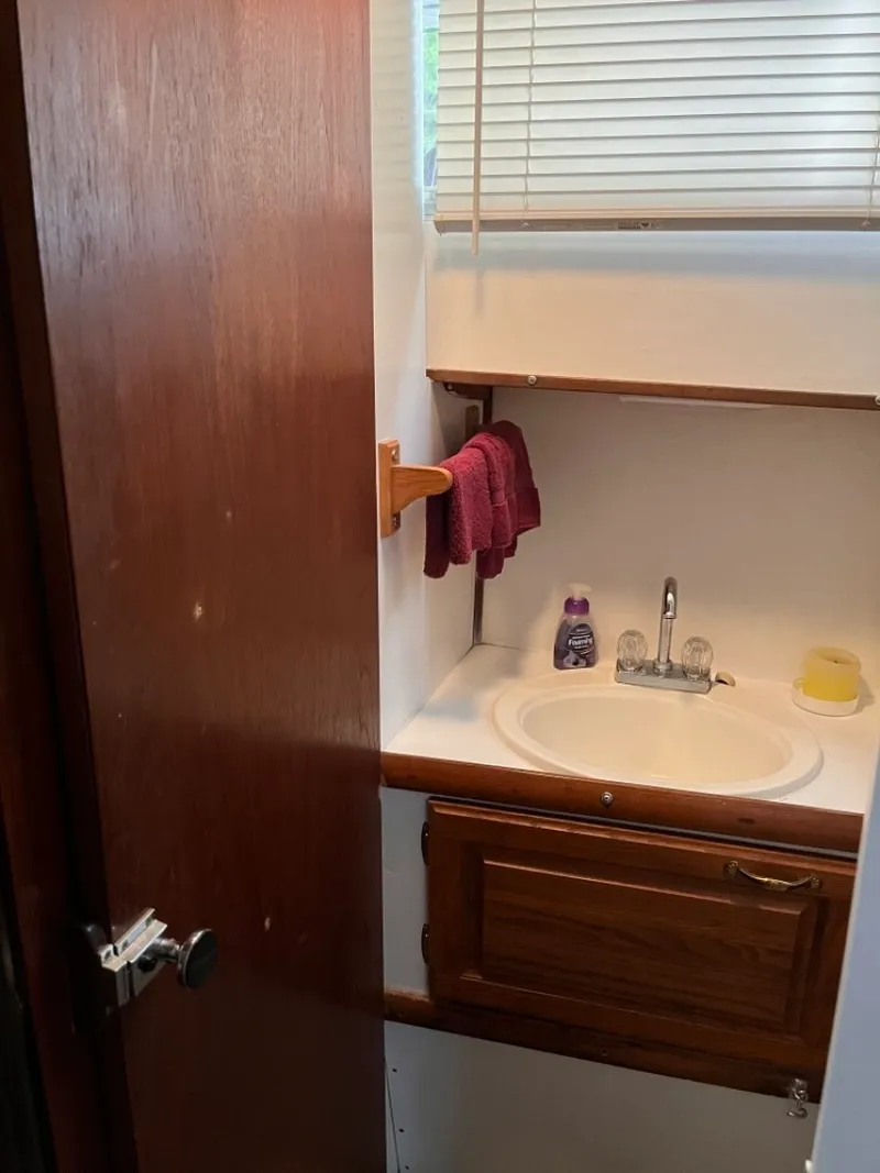 Slide: The Image of 31 Under The Wire 1979 Chris Craft Catalina Sink - 3287606