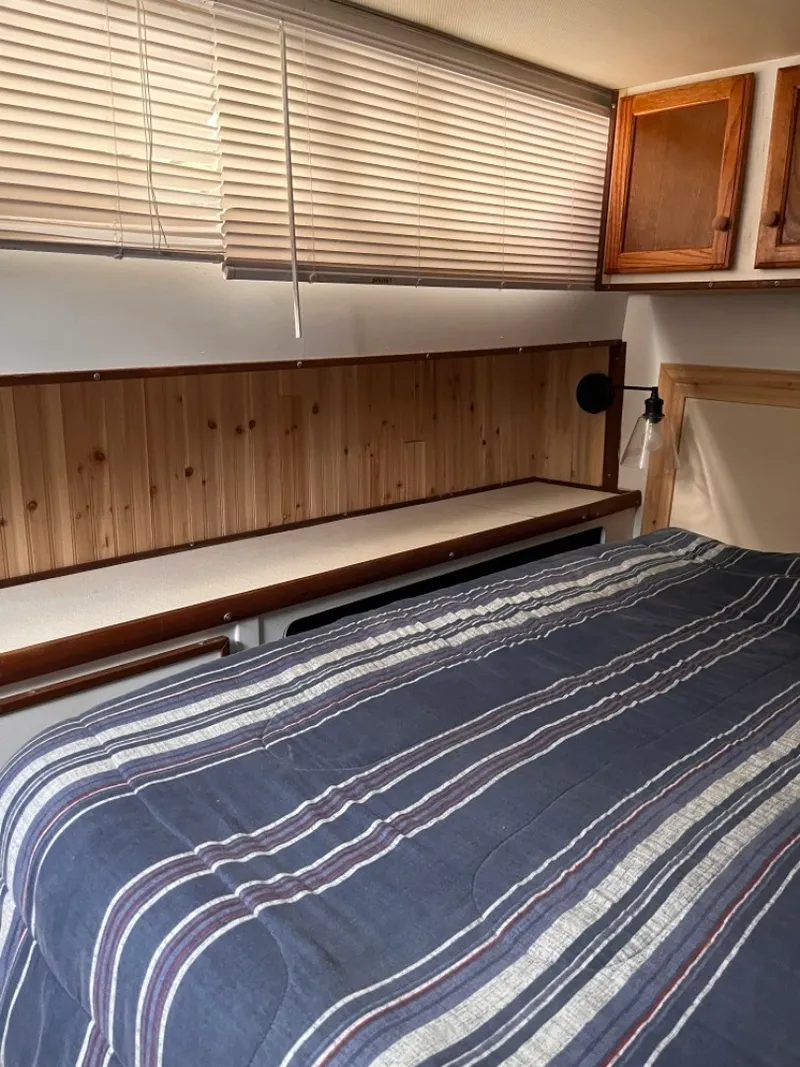 Slide: The Image of 34 Under The Wire 1979 Chris Craft Catalina Port Rear Cabin - 3287631