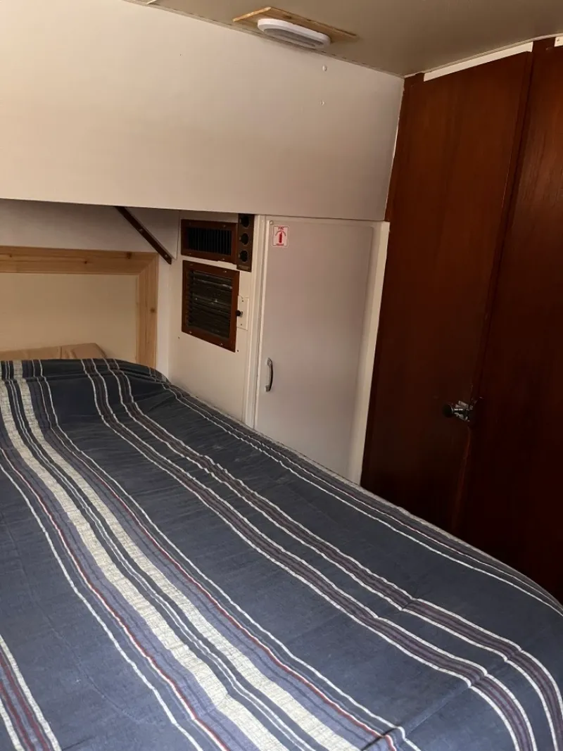 Slide: The Image of 35 Under The Wire 1979 Chris Craft Catalina Starboard Rear Cabin - 3287632