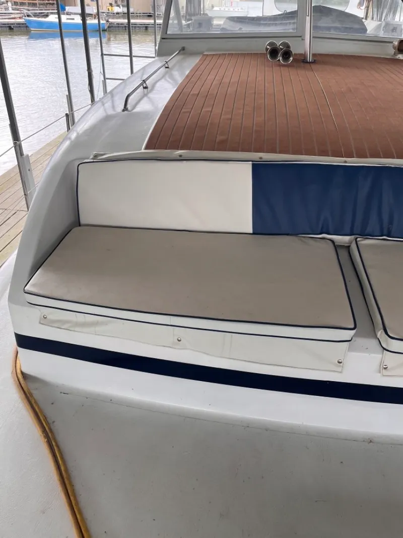 Slide: The Image of 8 Under The Wire 1979 Chris Craft Catalina Foredeck Molded Seating  - 3286218