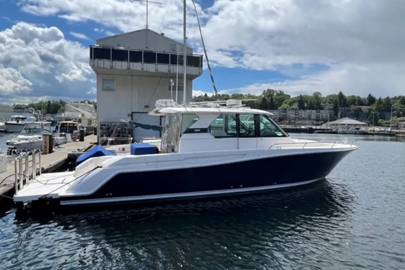 The Image of 2016 Tiara 44 Express Coupe "LIVIMAC" Profile - 3302883