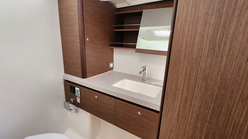 Slide: The Image of 2024 Beneteau Oceanis 51.1 Head - 4917947