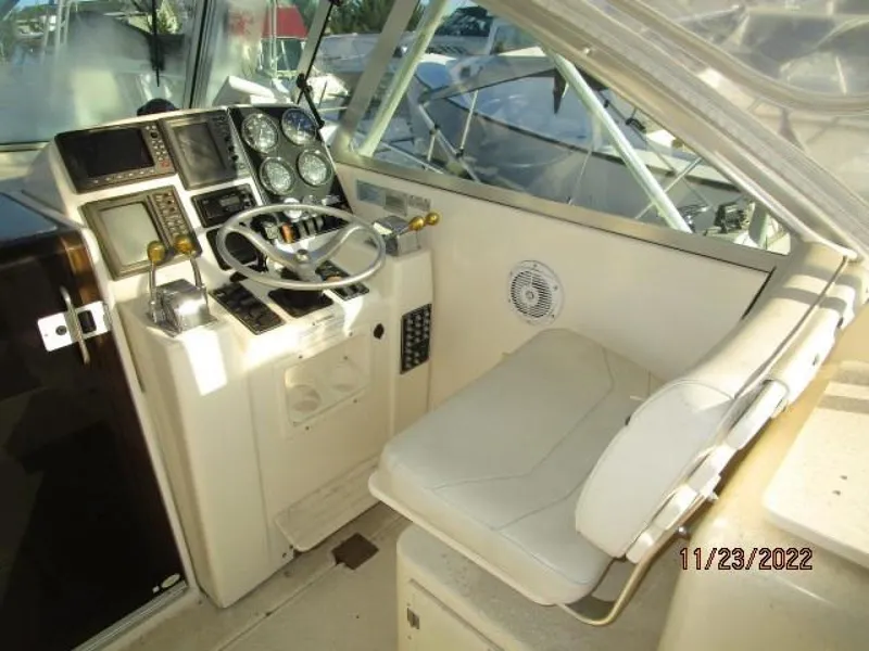 Slide: The Image of 30' Pursuit helm1 - 3518293