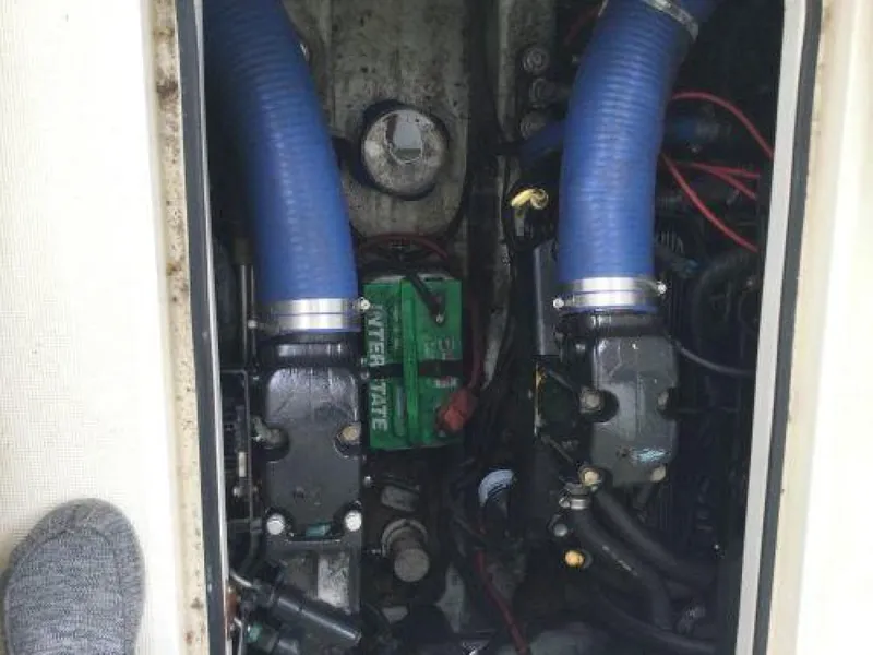 Slide: The Image of 30' Pursuit engine room access - 3344220