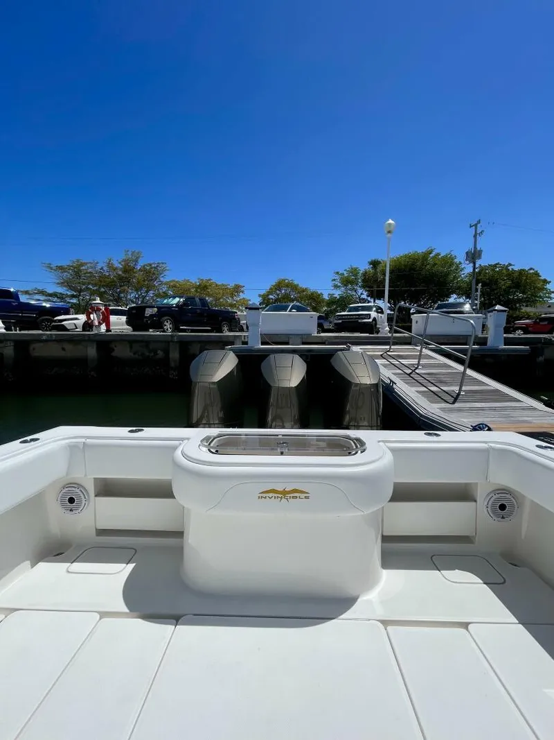 Slide: The Image of Cockpit and Livewell Area Interior Console Area on the 2014 42' Invincible CaryAli - 5219712