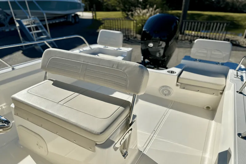 Slide: The Image of Boston Whaler 190 Montauk 2025 - 9