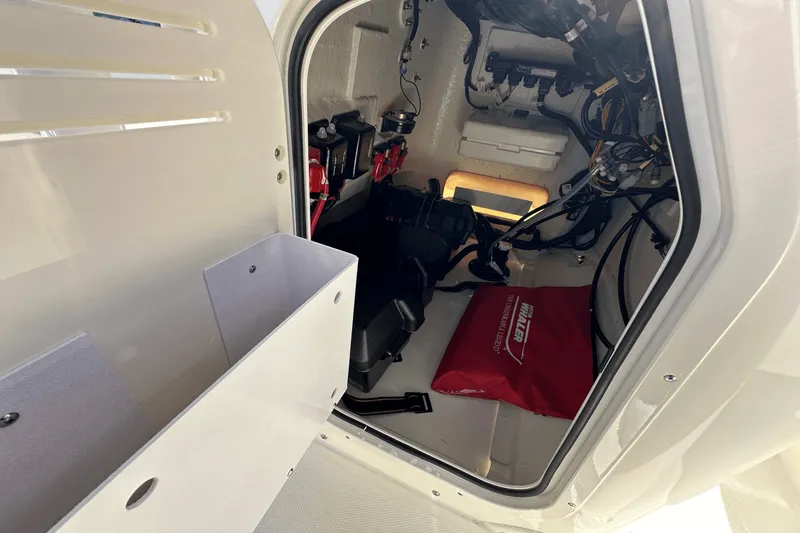 Slide: The Image of Boston Whaler 190 Montauk 2025 - 12