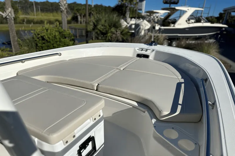 Slide: The Image of Boston Whaler 190 Montauk 2025 - 15