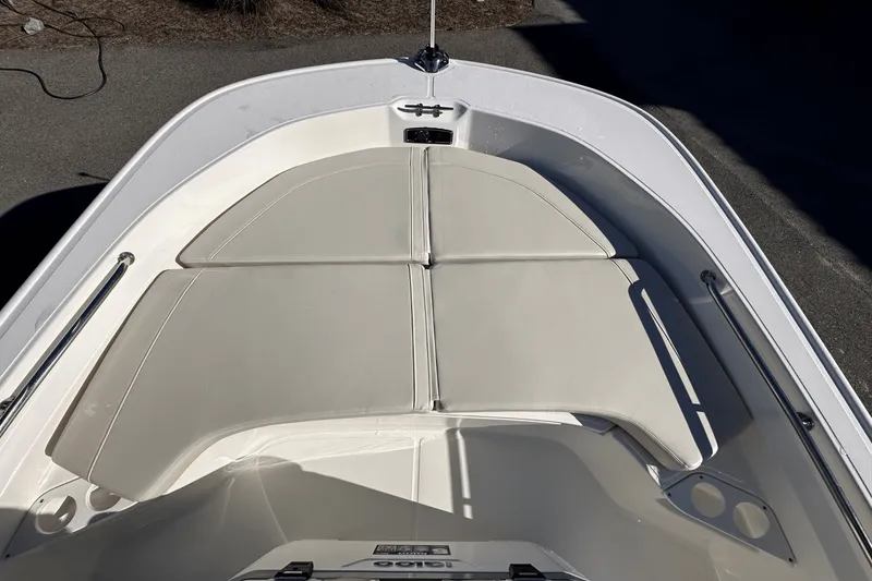 Slide: The Image of Boston Whaler 190 Montauk 2025 - 16