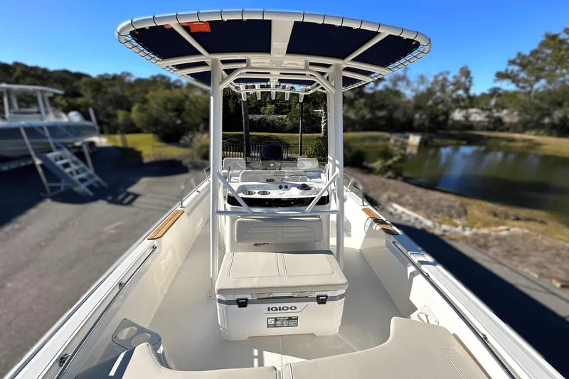 Slide: The Image of Boston Whaler 190 Montauk 2025 - 17