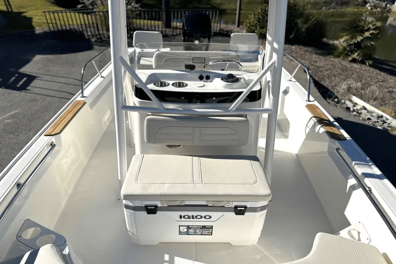 Slide: The Image of Boston Whaler 190 Montauk 2025 - 18