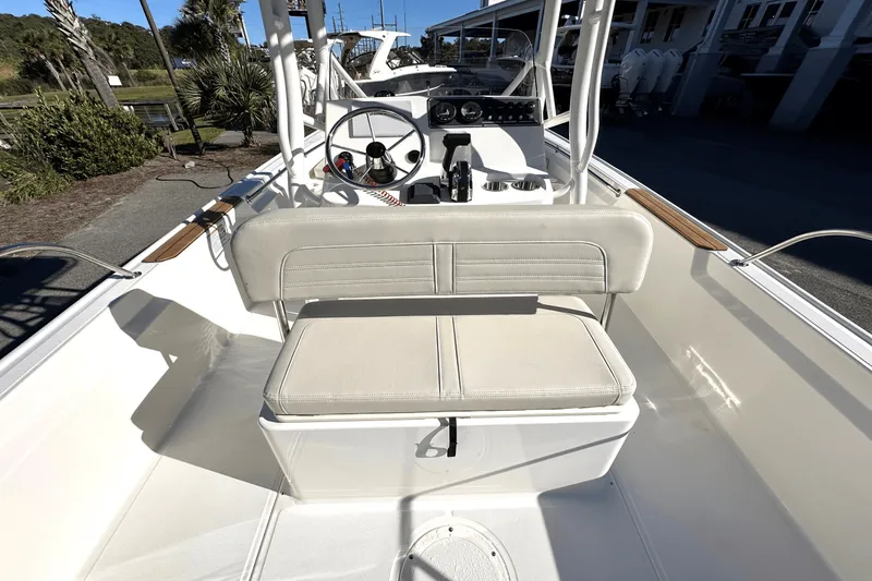 Slide: The Image of Boston Whaler 190 Montauk 2025 - 5
