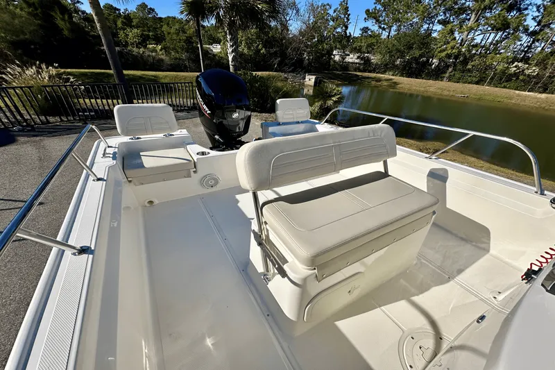 Slide: The Image of Boston Whaler 190 Montauk 2025 - 7