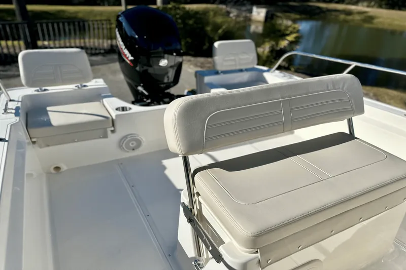 Slide: The Image of Boston Whaler 190 Montauk 2025 - 8