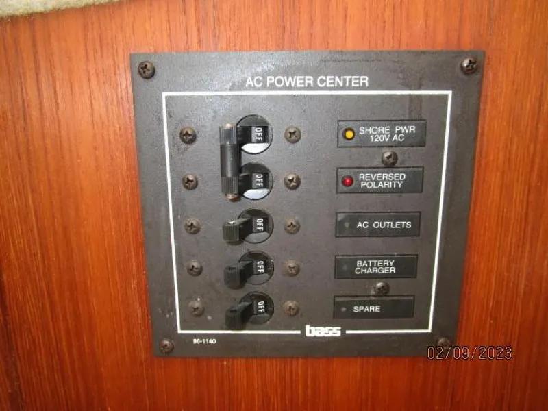 Slide: The Image of 25' Carolina Classic electrical panel - 3595916