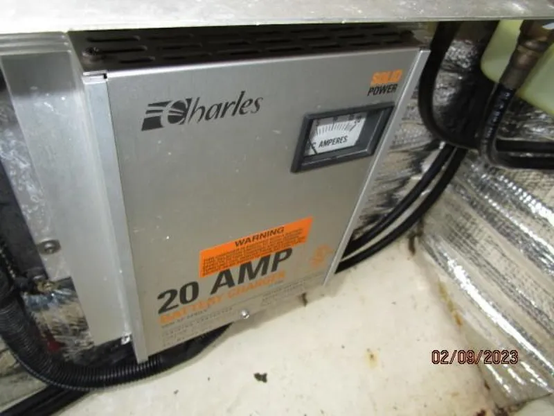 Slide: The Image of 25' Carolina Classic battery charger - 3595913