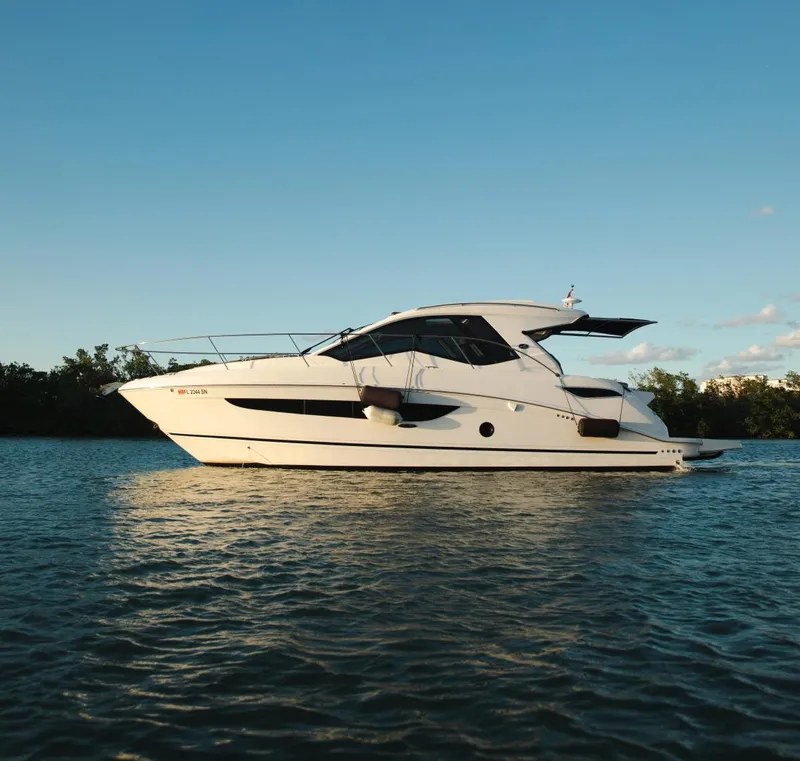 Slide: The Image of Sea Ray Sundancer Coupe 2019 - 3509607