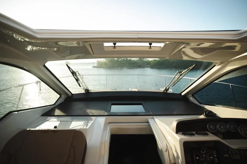 Slide: The Image of Sea Ray Sundancer Coupe 2019 - 3509625