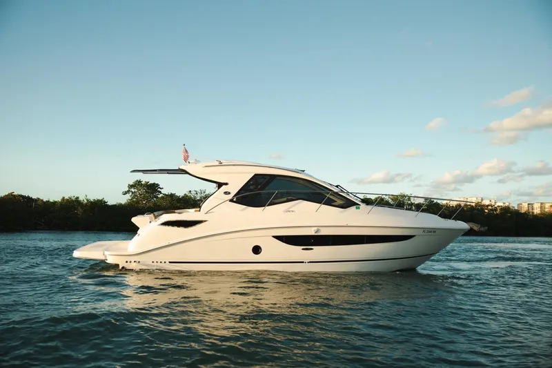 Slide: The Image of Sea Ray Sundancer Coupe 2019 - 3509609