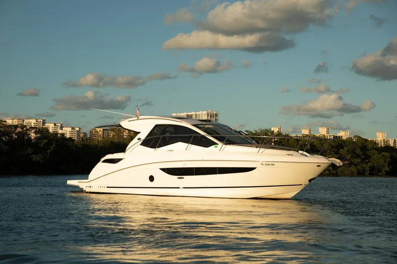Slide: The Image of Sea Ray Sundancer Coupe 2019 - 3509611