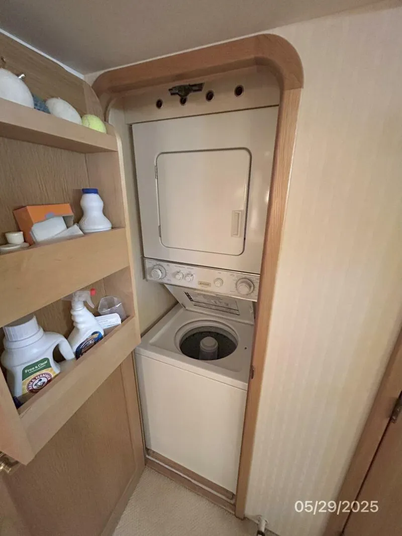 Slide: The Image of 58' West Bay washer-dryer - 5412807