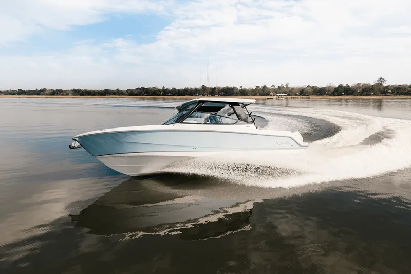 Slide: The Image of Boston Whaler 330 Vantage 2025 - 11