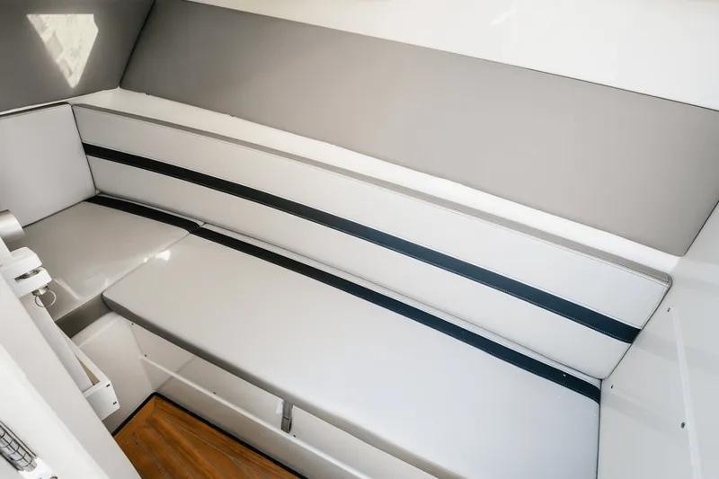 Slide: The Image of Boston Whaler 330 Vantage 2025 - 14