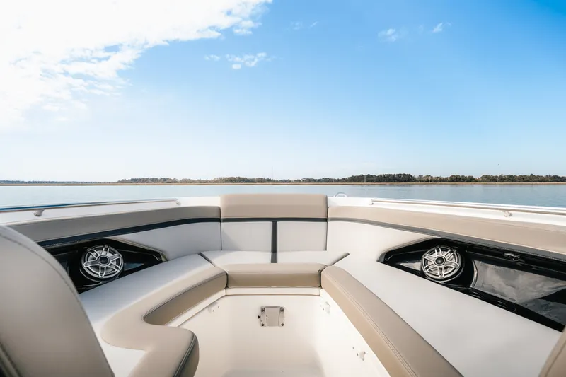 Slide: The Image of Boston Whaler 330 Vantage 2025 - 15