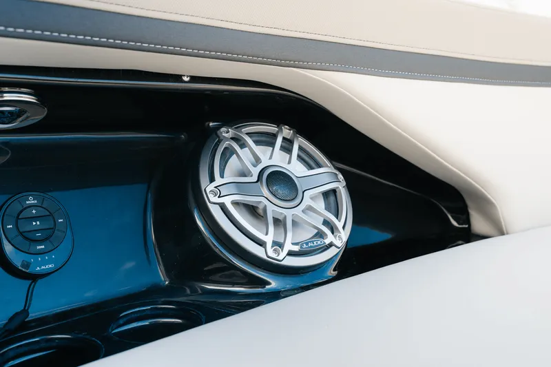 Slide: The Image of Boston Whaler 330 Vantage 2025 - 16