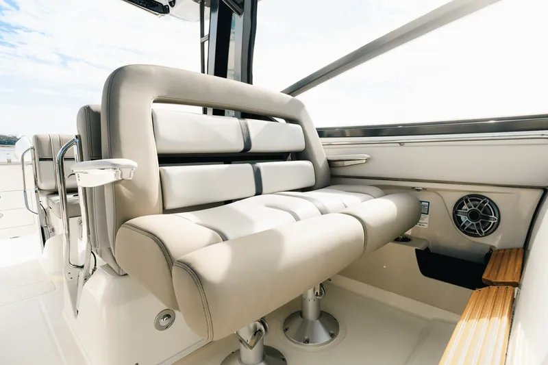 Slide: The Image of Boston Whaler 330 Vantage 2025 - 17