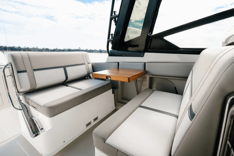 Slide: The Image of Boston Whaler 330 Vantage 2025 - 18