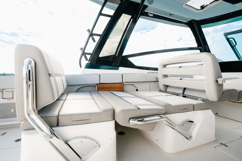 Slide: The Image of Boston Whaler 330 Vantage 2025 - 19