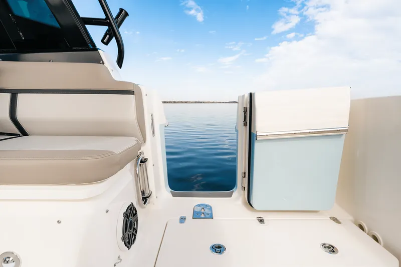 Slide: The Image of Boston Whaler 330 Vantage 2025 - 20