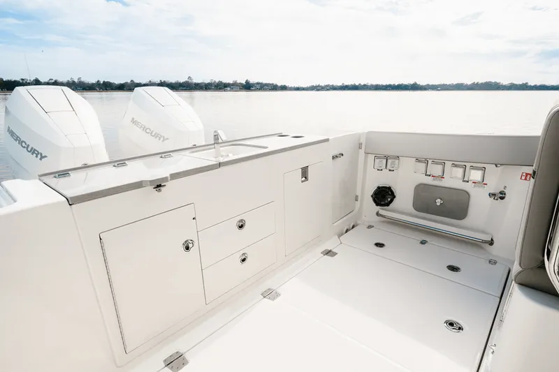 Slide: The Image of Boston Whaler 330 Vantage 2025 - 21