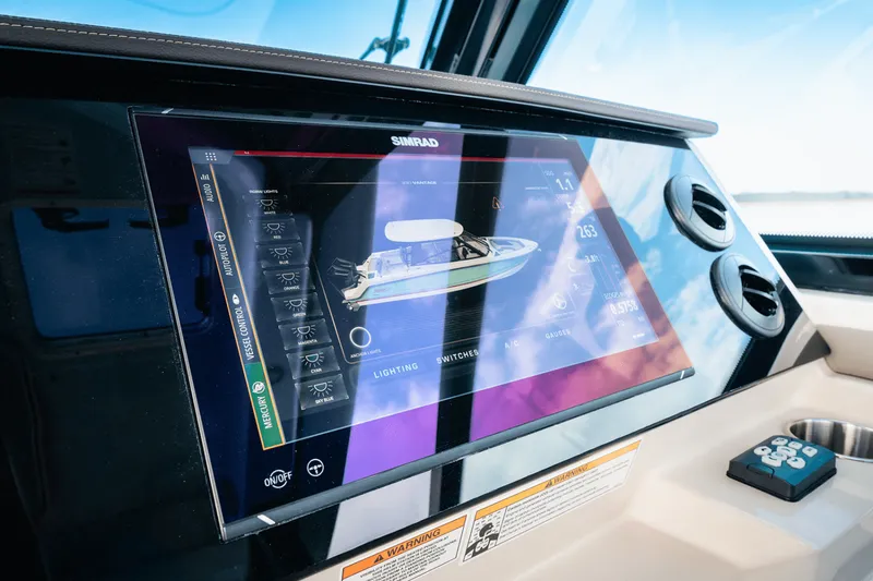 Slide: The Image of Boston Whaler 330 Vantage 2025 - 27