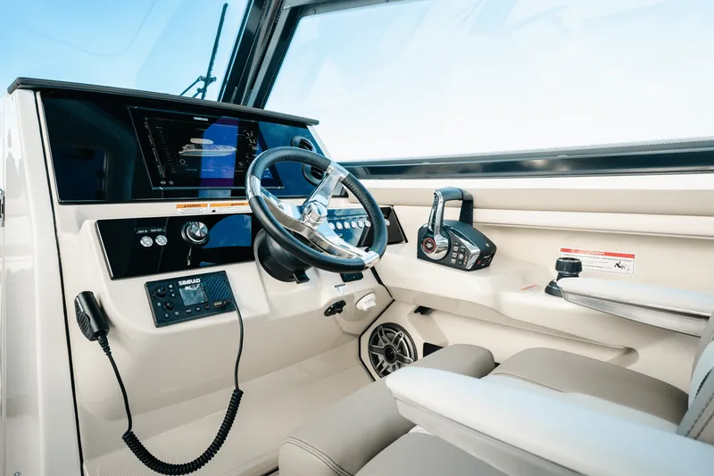 Slide: The Image of Boston Whaler 330 Vantage 2025 - 28