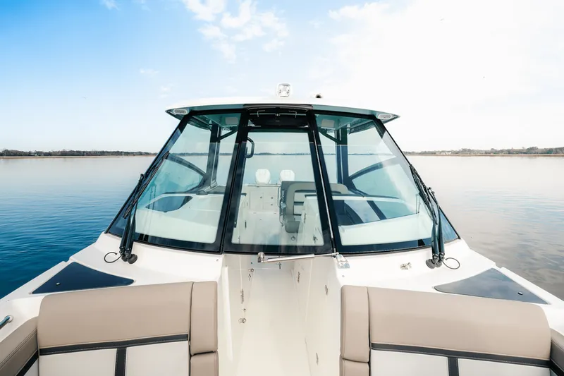 Slide: The Image of Boston Whaler 330 Vantage 2025 - 29