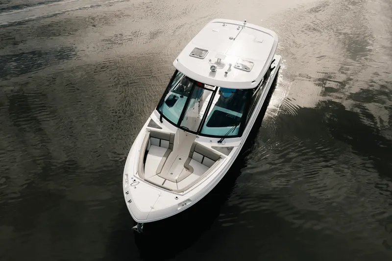 Slide: The Image of Boston Whaler 330 Vantage 2025 - 4