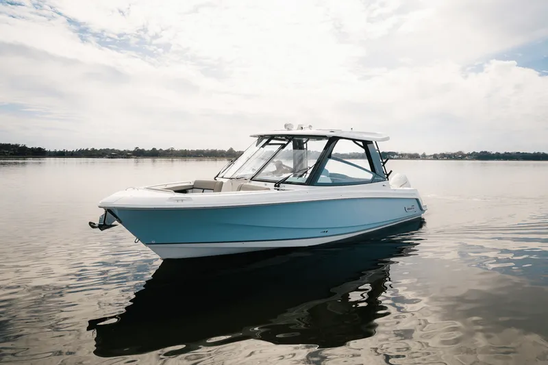 Slide: The Image of Boston Whaler 330 Vantage 2025 - 6